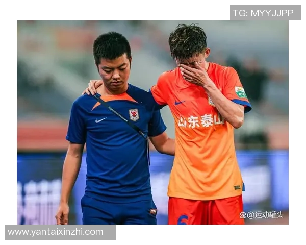 泰山队第72分钟进攻失误谢文能传中直接飞出底线引发球迷失望 泰山队第72分钟进攻失误谢文能传中直接飞出底线引发球迷失望