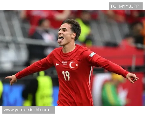 伊尔迪兹赛后与大卫路易斯合影留念称赞传奇球员的精彩表现