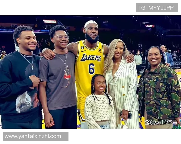 布莱斯分享詹姆斯全家福感恩瞬间幸福洋溢温馨家庭时光