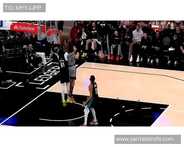 杨瀚森神勇防守一击扇飞弗里曼托篮下进攻皮球瞬间