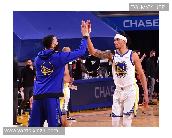 库里赞扬队友表现出色强调团队合作的重要性与团结精神