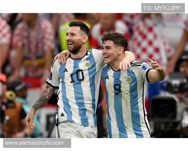 阿尔瓦雷斯与梅西迪马利亚合影庆祝世界杯夺冠三周年纪念 阿尔瓦雷斯与梅西迪马利亚合影庆祝世界杯夺冠三周年纪念